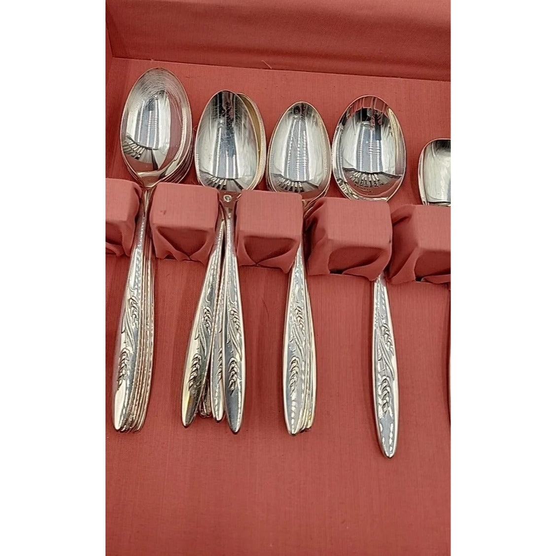 Community Song Of Autumn Flatware Silver Plated Service of 8 w/Extras in Chest