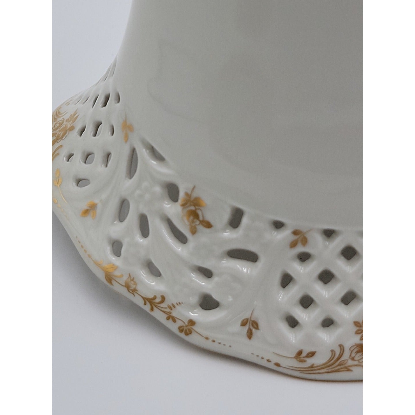 Oscar De La Renta TEAROSE Vase Reticulated Vase West Germany Fine China UH 102
