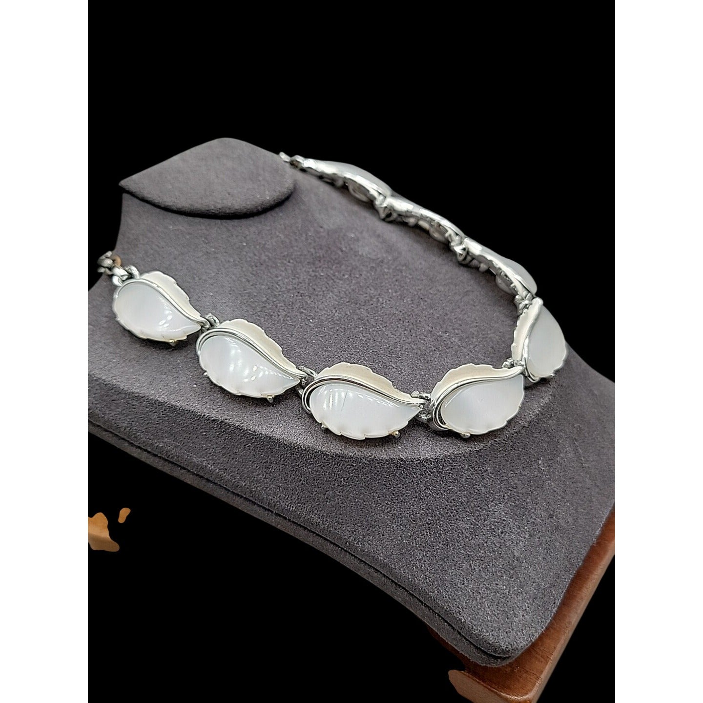 Lisner Thermoset White Moonglow Necklace 17" Silver Tone Lucite Creme Enamel VTG