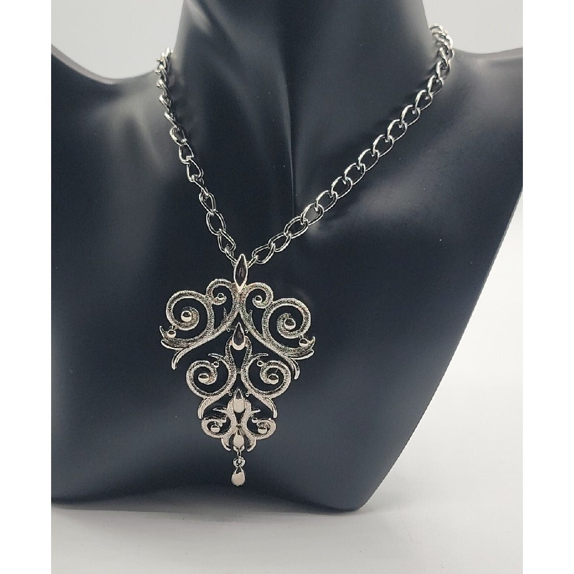 Lisner Scrolling Waterfall Pendant Necklace Articulated Silver Tone Vintage 24"