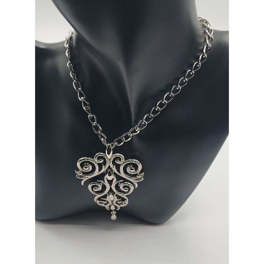 Lisner Scrolling Waterfall Pendant Necklace Articulated Silver Tone Vintage 24"