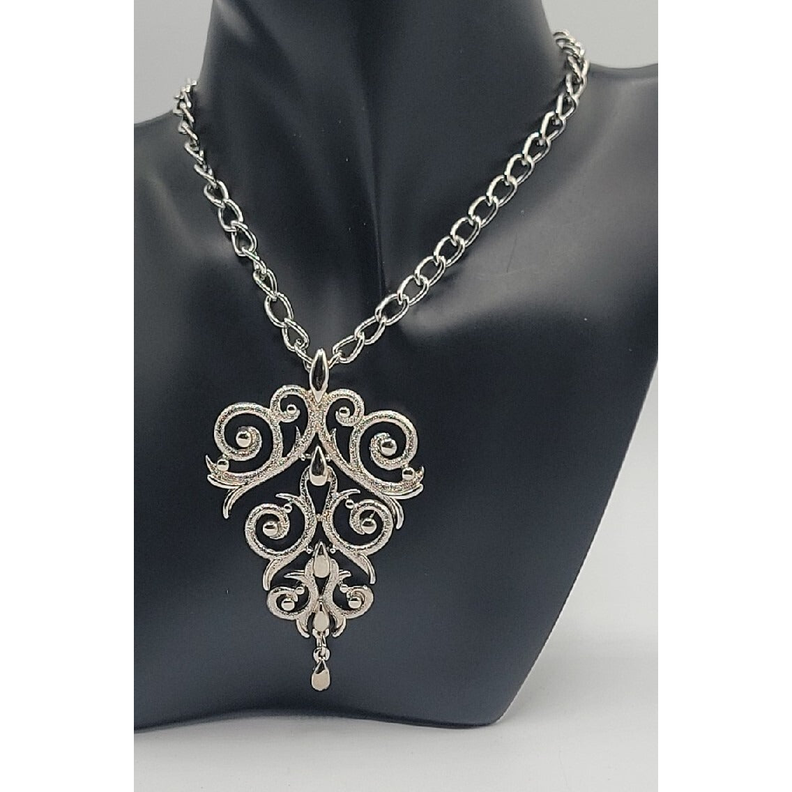 Lisner Scrolling Waterfall Pendant Necklace Articulated Silver Tone Vintage 24"